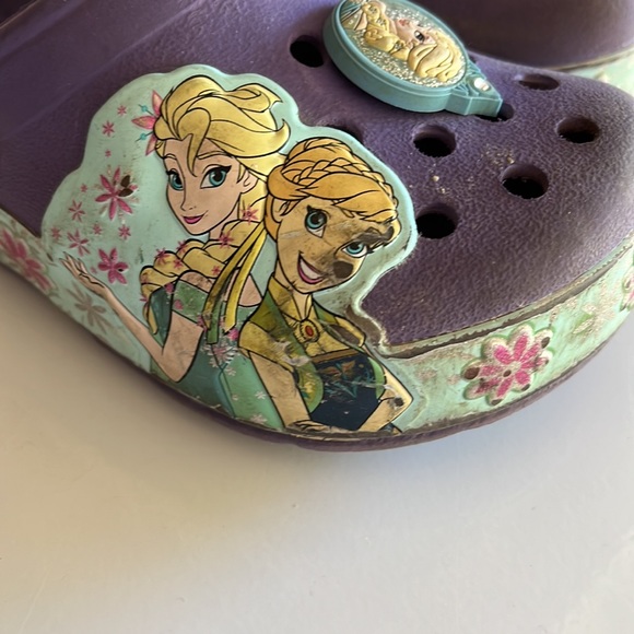 Frozen Light up crocs size C8 - Picture 2 of 4